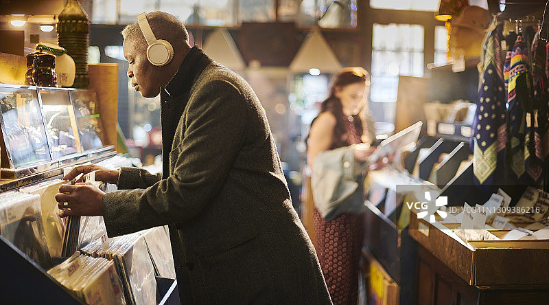 在复古商店浏览唱片图片素材