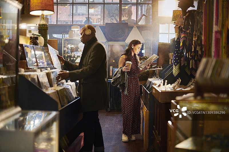 在复古商店浏览唱片图片素材