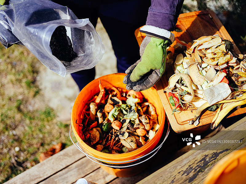 女人准备生物垃圾和黑土，用自制博卡西堆肥图片素材