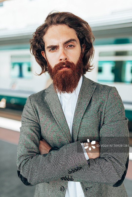 准备离开车站的背包客图片素材