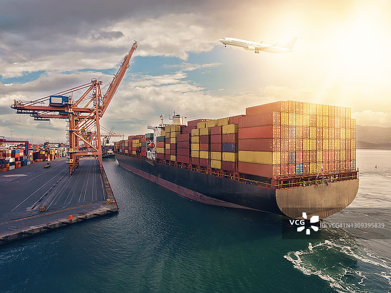 飞机飞越集装箱港口图片素材