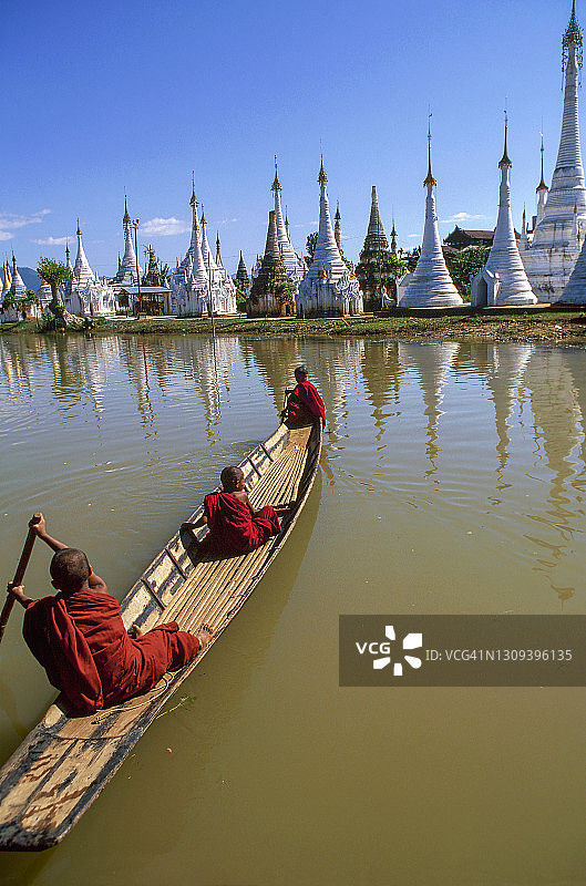 船上的小沙弥图片素材