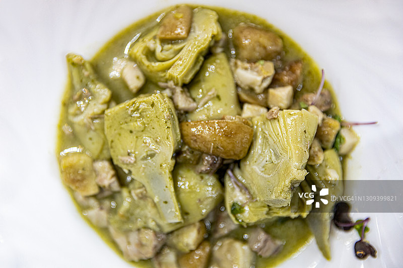 朝鲜蓟与食用菌炖菜图片素材