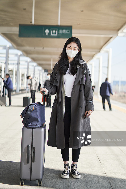 年轻少女拉杆箱等火车图片素材