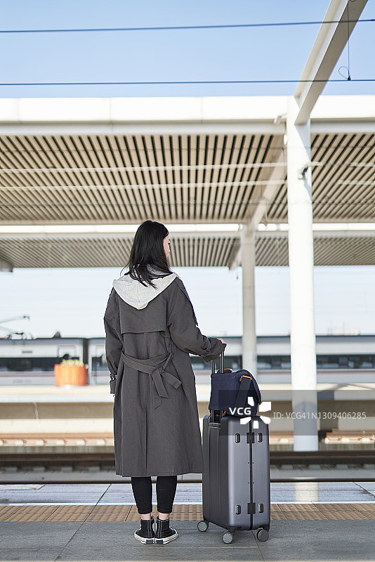 年轻少女拉杆箱等火车图片素材
