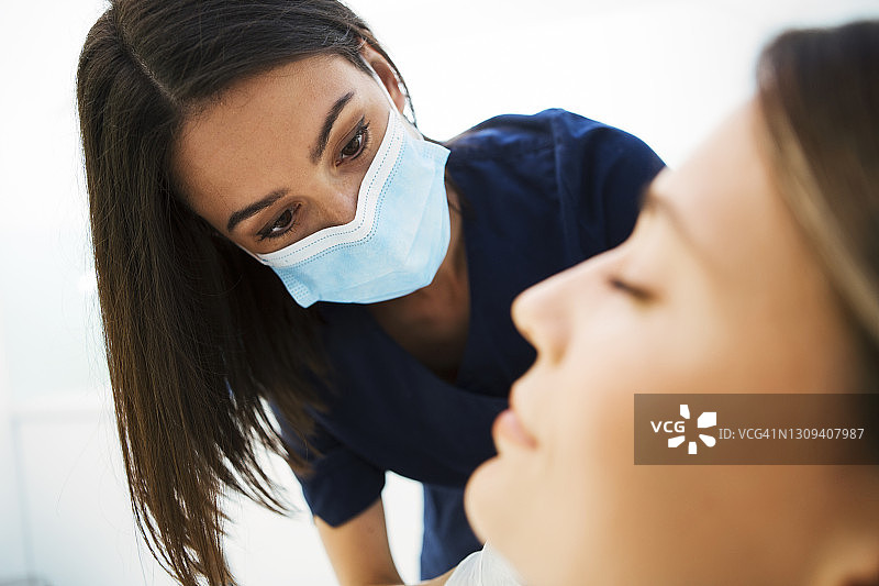 专业美容师敷面膜，进行面部注射图片素材