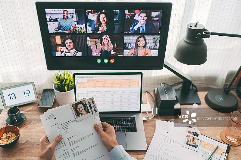 人力资源经理在线筛选新的求职申请图片素材