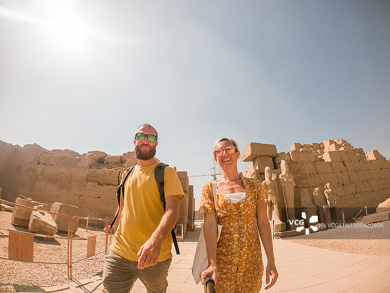 情侣在埃及旅行，在古庙自拍图片素材