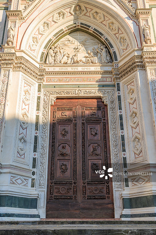 圣十字大教堂主门细节美术作品图片素材