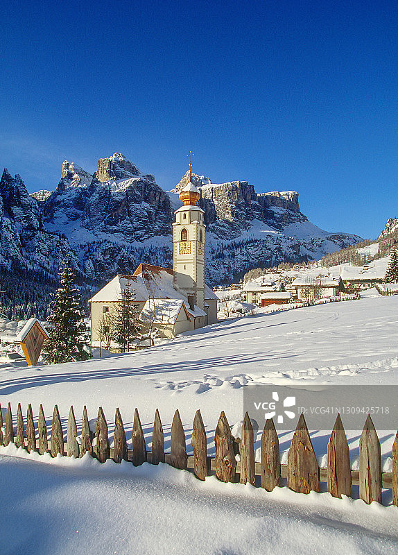 多洛米蒂山脉的冬季教堂图片素材