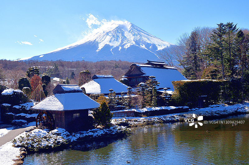 冬季的富士山：从山梨县忍野村眺望图片素材