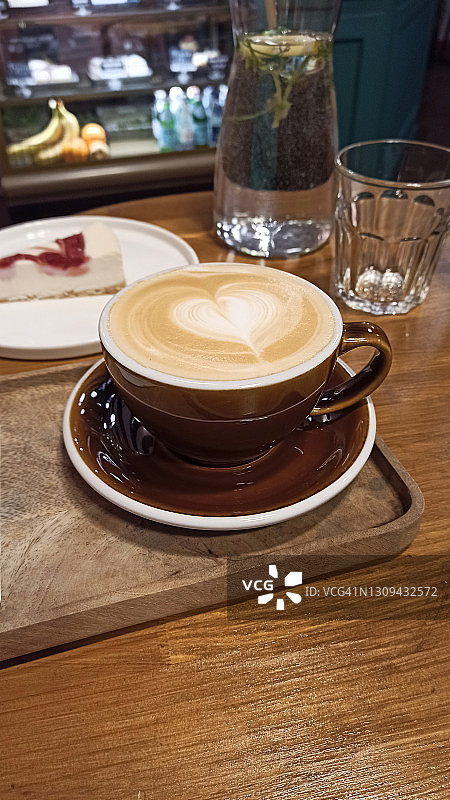 咖啡馆桌子上的咖啡杯图片素材