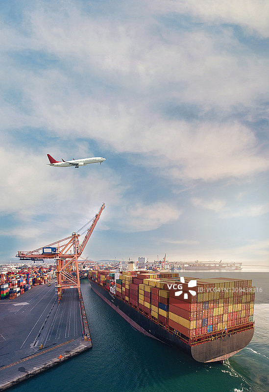 飞机飞越集装箱港口图片素材