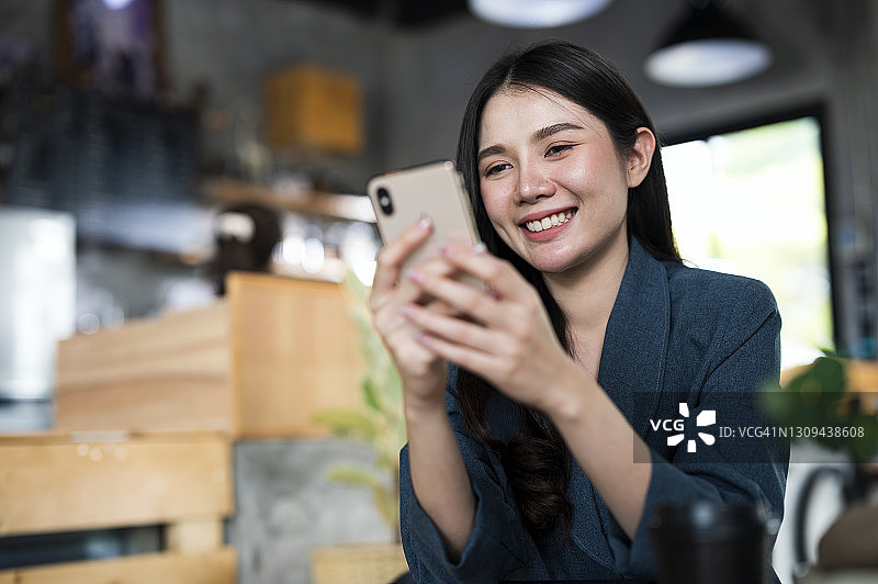 亚洲女人咖啡馆共享办公图片素材