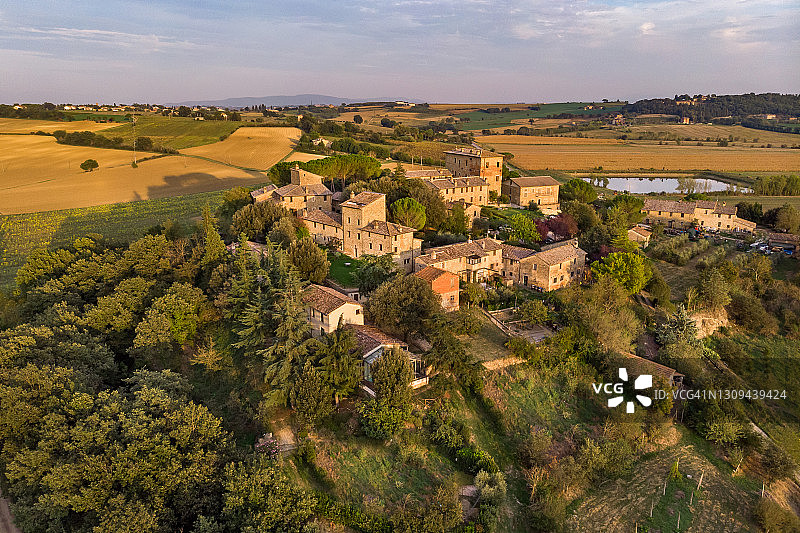 日落时分无人机拍摄的托斯卡纳乡村图片素材