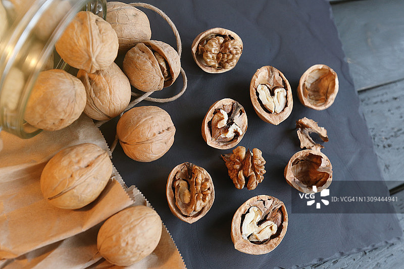 石板上带壳的生核桃图片素材