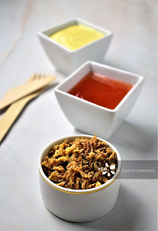 炸洋葱、芥末和番茄酱图片素材