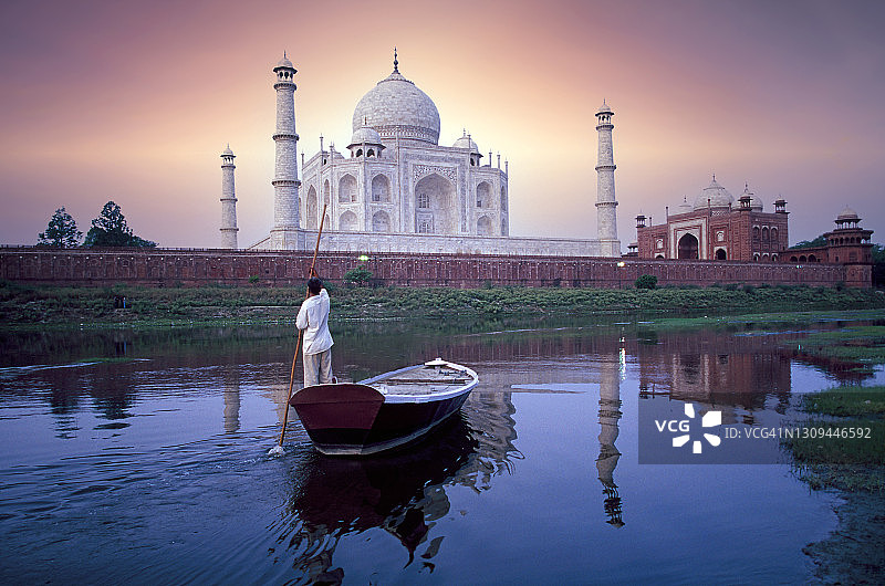 印度阿格拉泰姬陵下的船夫图片素材