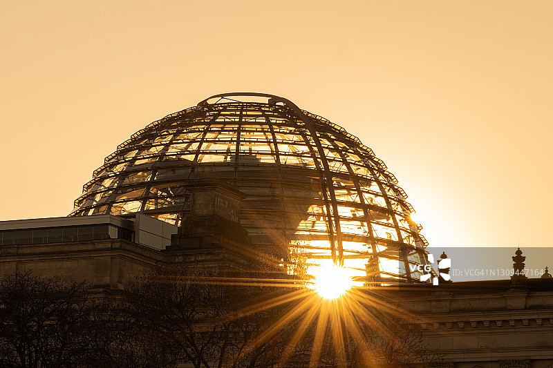日落时分的德国国会大厦穹顶（德国议会大厦）-德国柏林图片素材