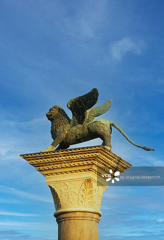 柱子上带翅膀的狮子雕像图片素材
