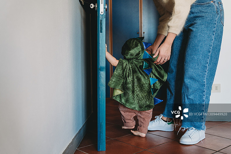 母亲扶着儿子学走路图片素材