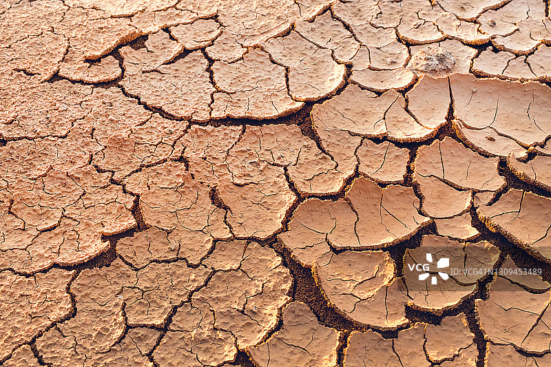 世界末日般不寻常的景观，地球干燥且被太阳烘烤的表面，类似于火星。贫瘠，干裂的土地和土壤。全球变暖的概念。耐火粘土采石场。纹理背景。图片素材