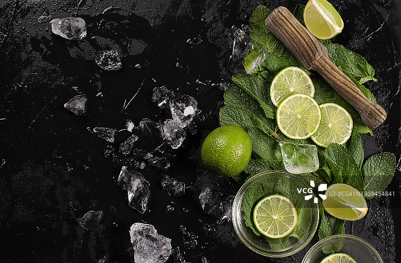 自制柠檬莫吉托，配以深色石板、石头或水泥底料。顶部视图，留白区域图片素材