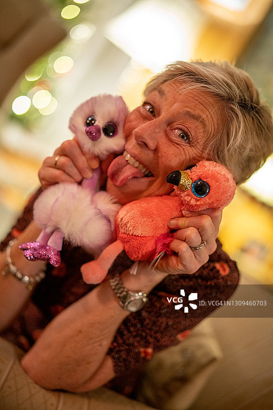 做鬼脸的中年妇女图片素材