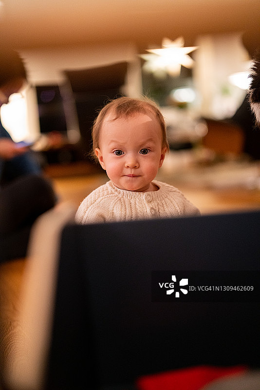 表情严肃的婴儿看着镜头图片素材