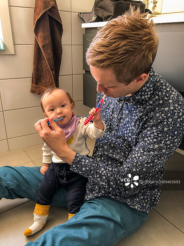 父亲和孩子在挪威卑尔根互相刷牙图片素材