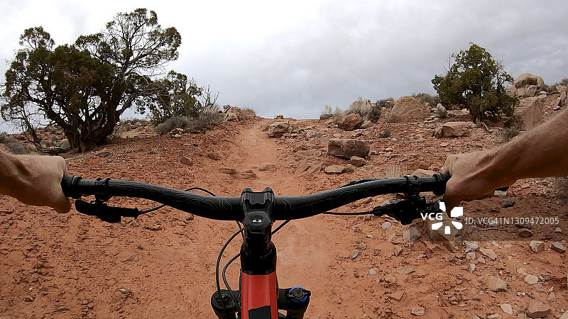 通过车把看到的沙漠前方的道路的POV视角图片素材
