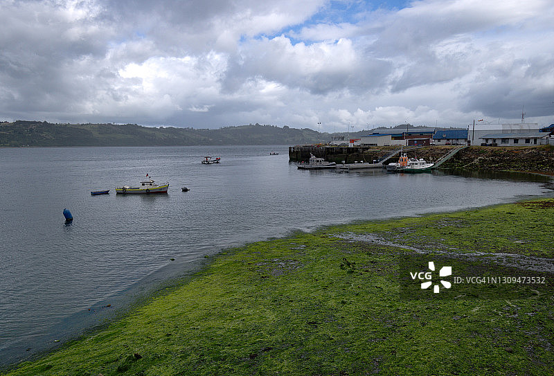 智利奇洛埃岛停靠在码头的船只图片素材