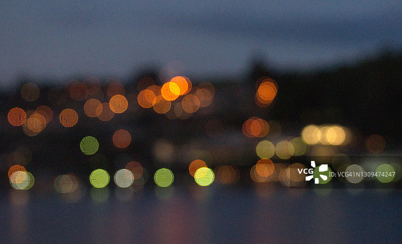夜晚智利巴塔哥尼亚瓦拉斯港失焦的湖岸城市灯光图片素材