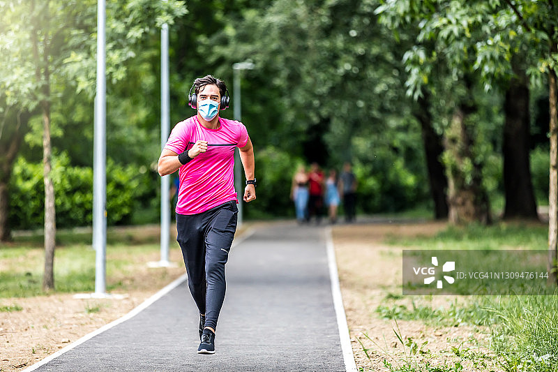 跑步者戴着口罩，新冠疫情期间的运动生活图片素材