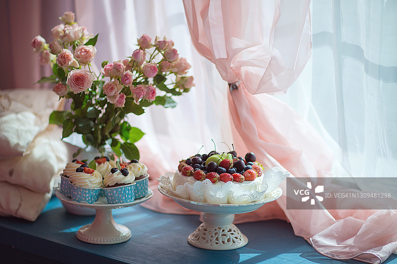 橱窗里用浆果和鲜花装饰的蛋糕 - 摄影素材图片素材