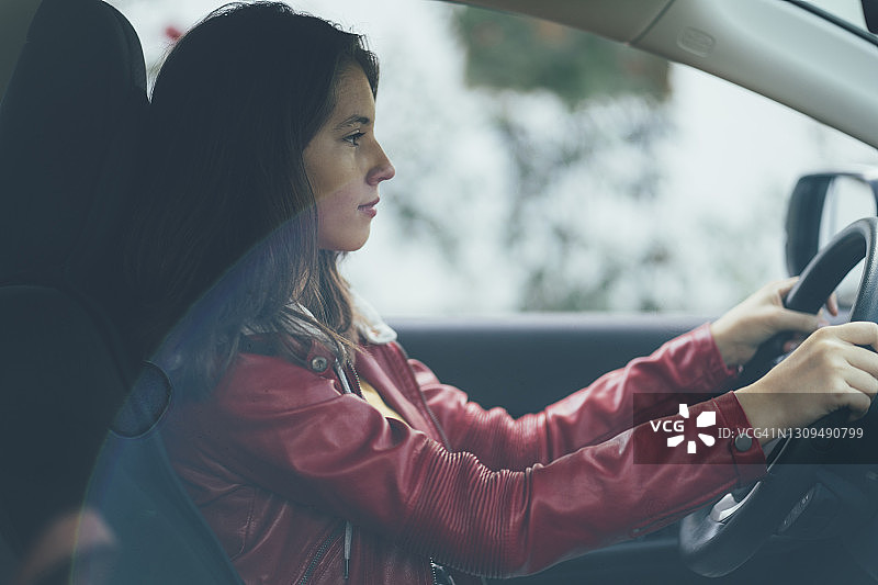 学习驾驶的少女图片素材