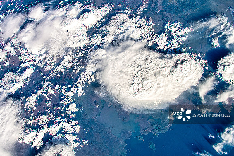 从太空看地球大气层中的云彩图片素材