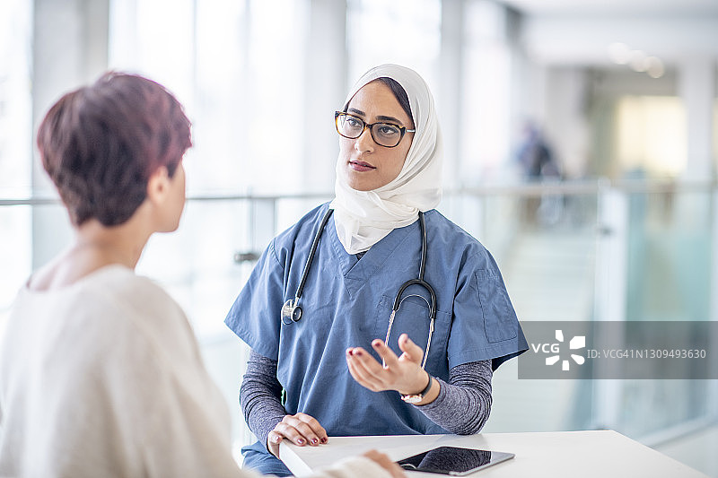 穆斯林女医生为病人做体检图片素材