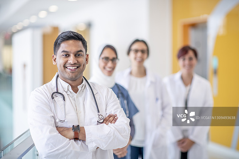 自信的医生和他的医疗团队在医院图片素材