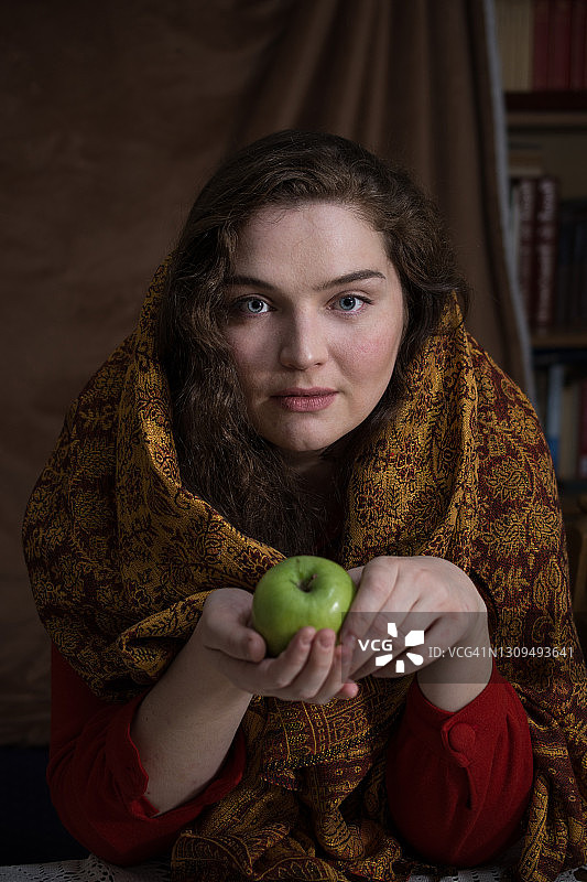 拿着苹果的女孩图片素材