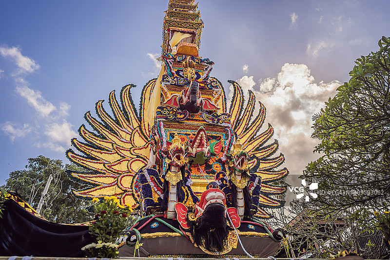 巴厘岛乌布的火葬塔，饰有传统巴厘岛恶魔和鲜花雕塑，为即将举行的火葬仪式做准备图片素材