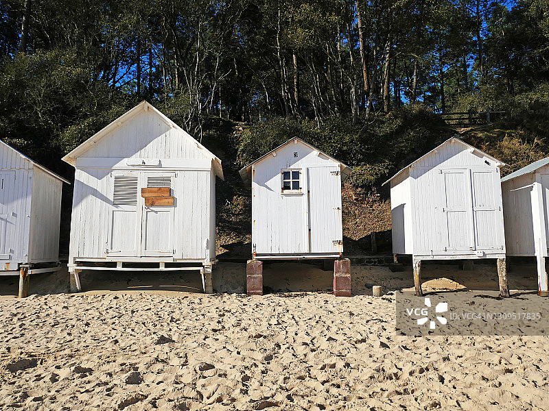 法国Noirmoutier海滩上的白色和复古小屋图片素材