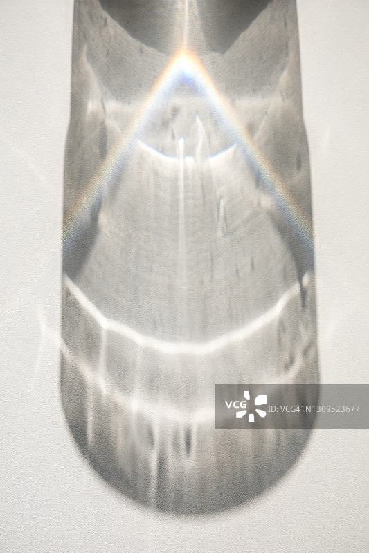 阳光穿过水杯的阴影和折射图片素材