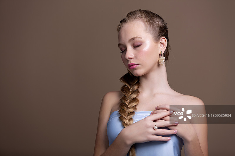 编发年轻漂亮女人图片素材