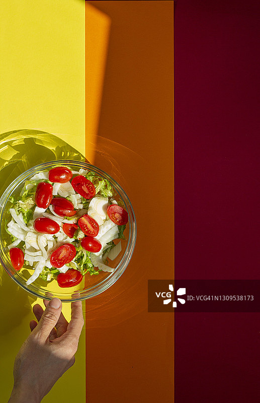 彩色桌上的新鲜沙拉图片素材