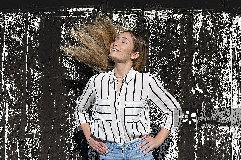 年轻女人甩动她的头发图片素材