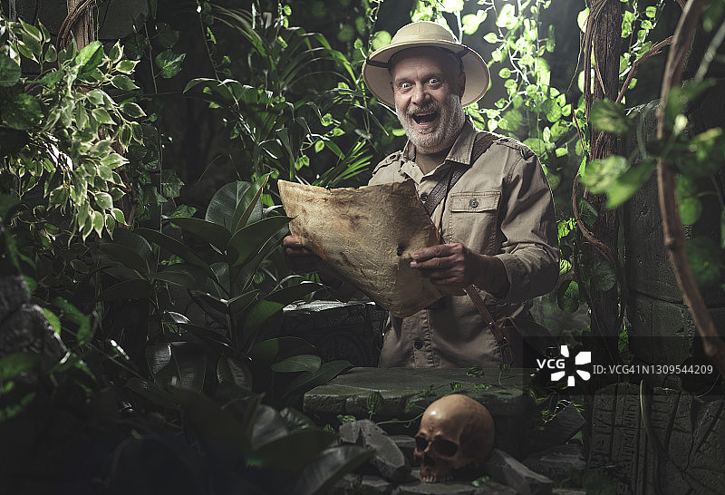 快乐的冒险家带着地图探索丛林图片素材