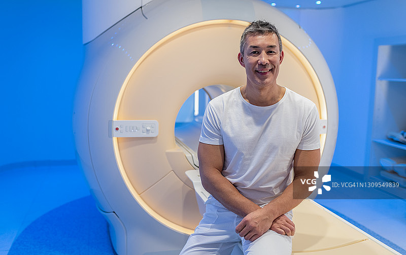 亚洲放射科医生与MRI扫描仪肖像图片素材