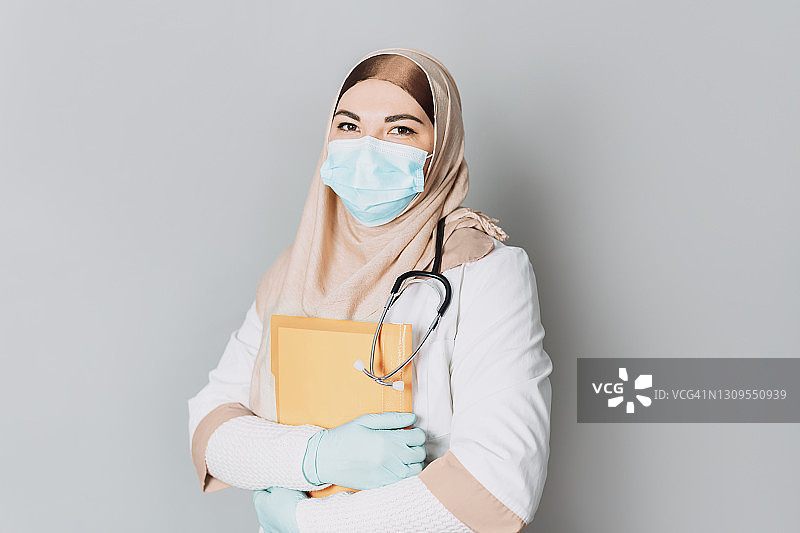 戴着听诊器、穿着医疗服的中年女医生图片素材