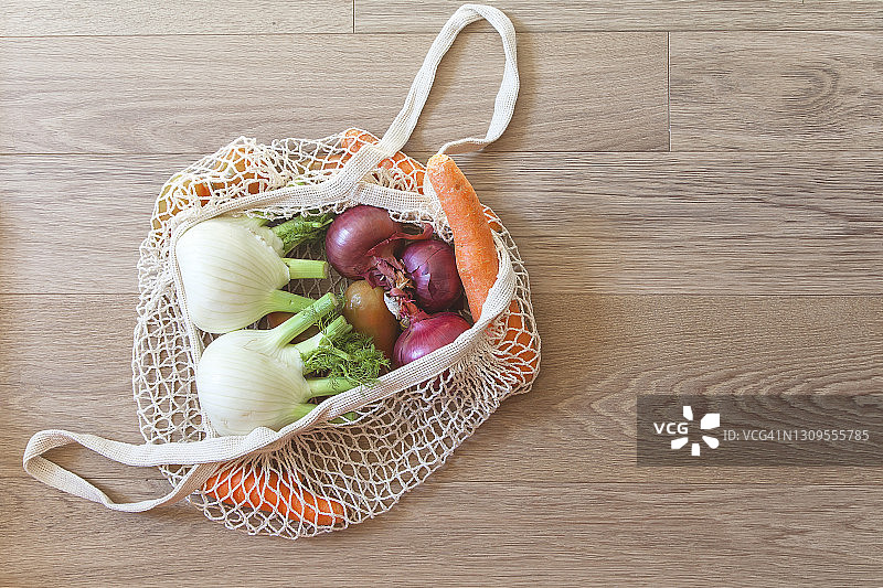 蔬菜和可重复使用的购物袋图片素材
